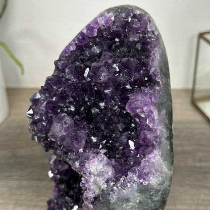 Amethyst-Geode mit weich verlaufender, violetter Innenstruktur