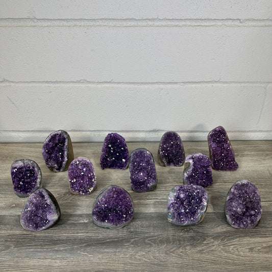 Amethyst-Kathedralen & Drusen-Set 12-teilig, mit symmetrischer Kristallarchitektur und violetter Kristallzone