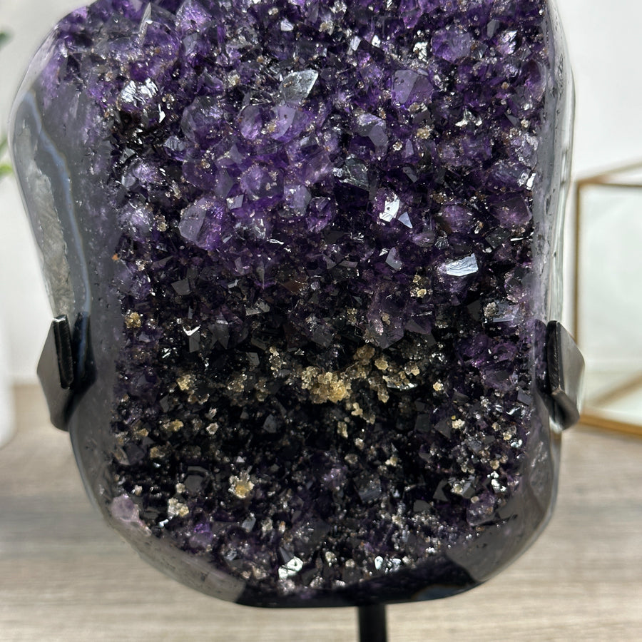 Amethyst-Kristall mit intensiv blauer Achat-Schale, in ausgewählter Spitzenqualität