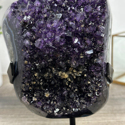 Amethyst-Kristall mit intensiv blauer Achat-Schale, in ausgewählter Spitzenqualität