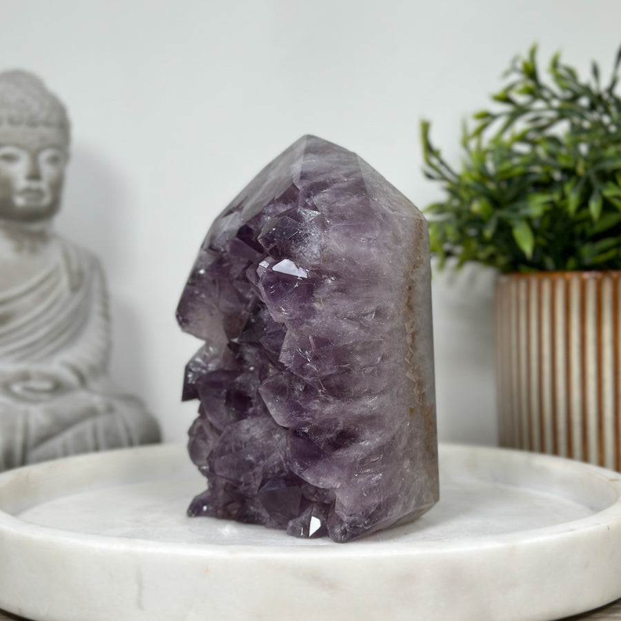 Amethyst-Obelisk mit großkristalliner Oberflächenstruktur
