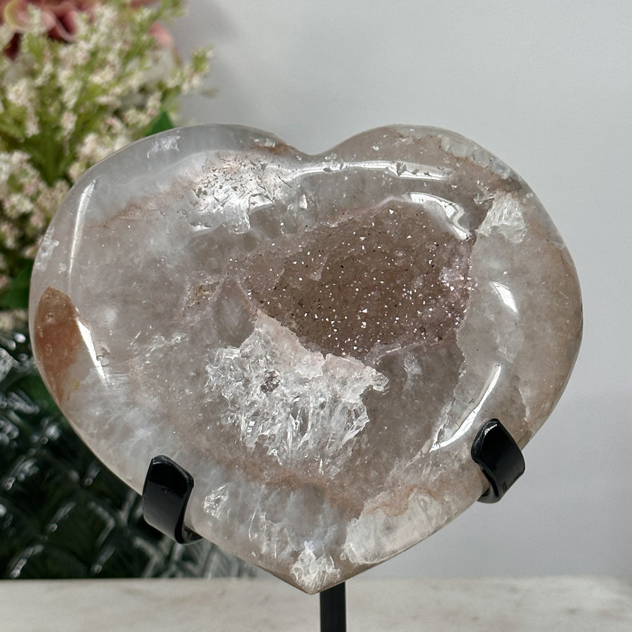 Rosa Zucker-Amethyst-Kristallherz mit fein funkelnder Druzy-Oberfläche