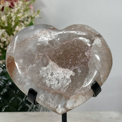 Rosa Zucker-Amethyst-Kristallherz mit fein funkelnder Druzy-Oberfläche