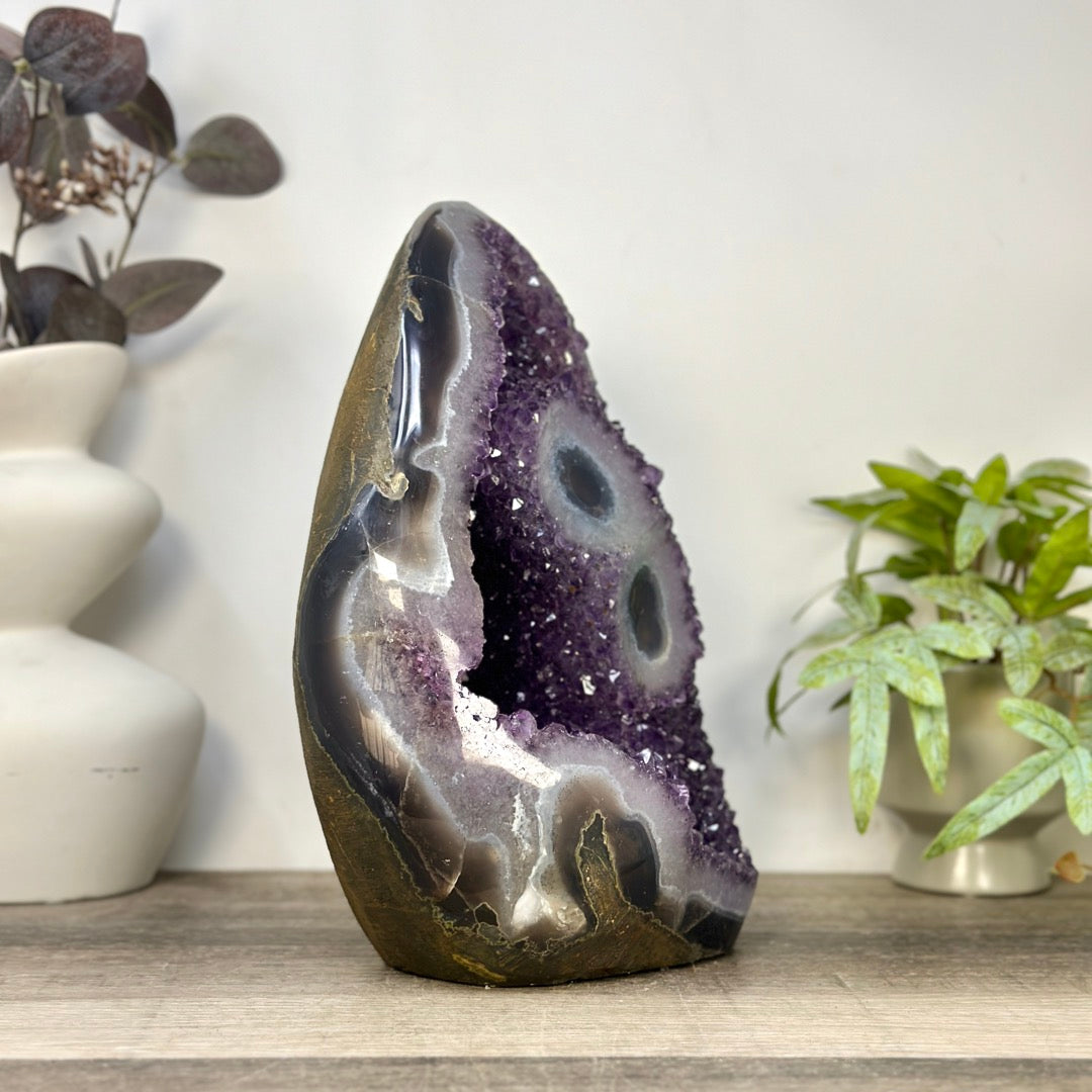 Amethyst-Kathedrale groß mit markanten Stalaktiten-Augen und Quarz-Struktur