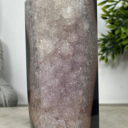 Zuckerquarz-Achat-Obelisk mit funkelnder Kristallstruktur