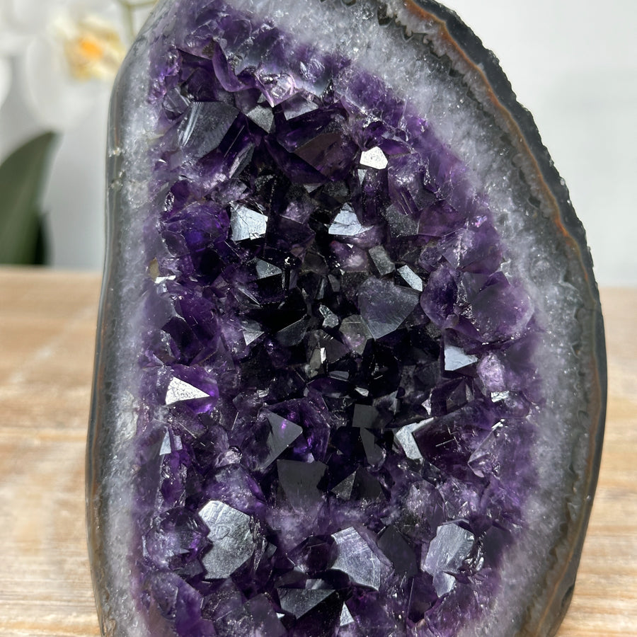 Amethyst-Geode mit dicht gewachsener, tiefvioletter Kristallstruktur