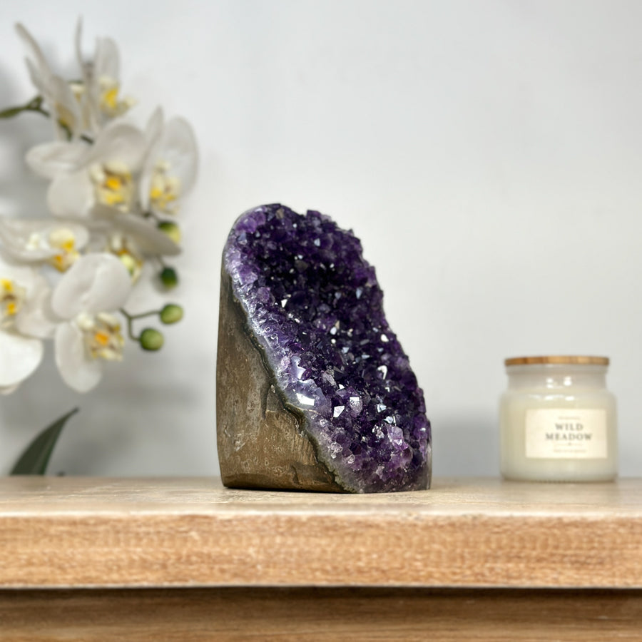 Amethyst-Druse mit klar geöffneter Kristallkammer und violetter Kristallstruktur