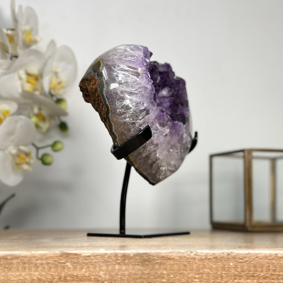 Amethyst-Herzskulptur mit großkristalliner, tiefvioletter Kristallbildung