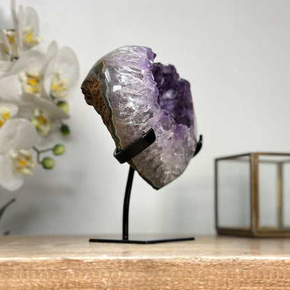 Amethyst-Herzskulptur mit großkristalliner, tiefvioletter Kristallbildung
