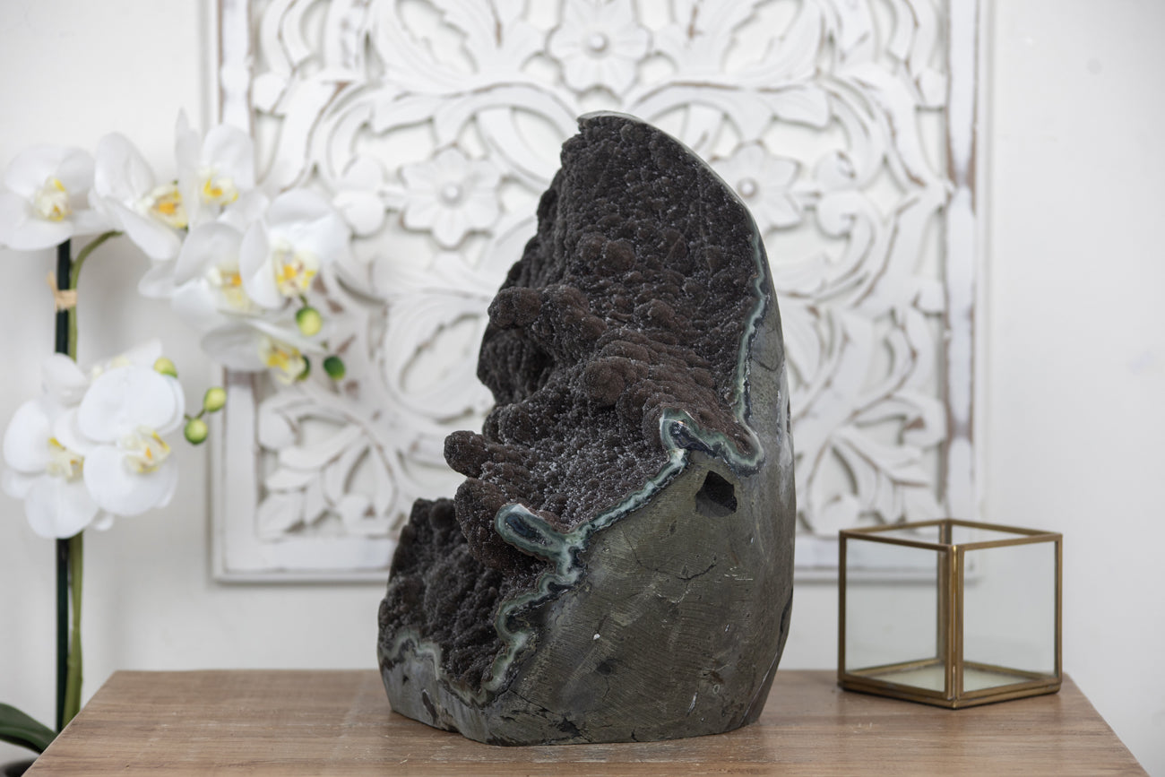 Schwarze Amethyst-Kathedrale XXL mit ausgeprägter dunkelvioletter Kristallzone, in hochwertiger Naturqualität