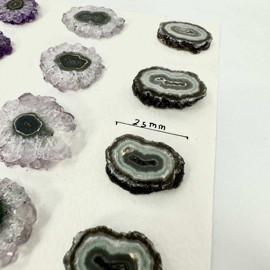 Amethyst-Quarz-Grünjaspis-Stalaktiten-Scheiben mit kontrastreicher Kristallbildung