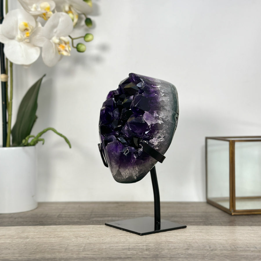 Amethyst-Cluster mit groß gewachsenen, leuchtend tiefvioletten Kristallspitzen