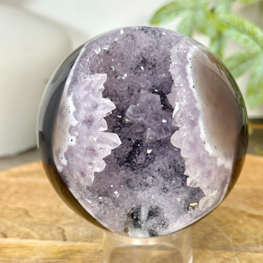 Amethyst-Achat-Steinkugel mit Druzy-Kristallkammer und dichter Struktur