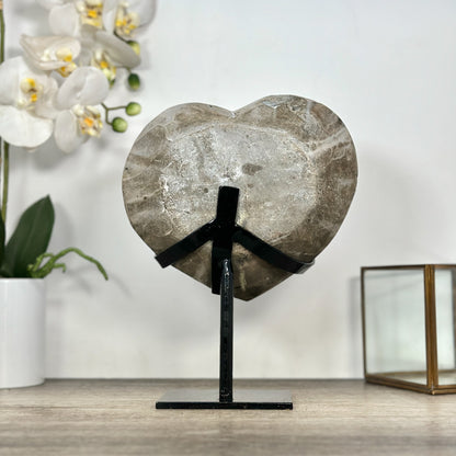 Amethyst-Herzskulptur groß mit großkristalliner, tiefvioletter Kristallbildung