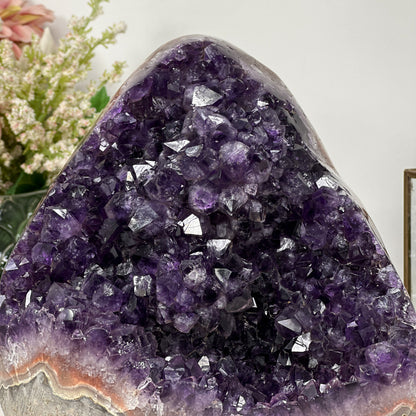 Amethyst-Kathedrale mit kristallreicher, violetter Innenstruktur