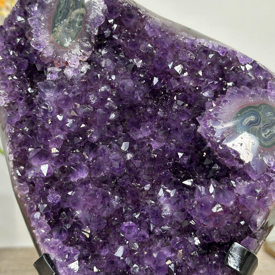 Amethyst-Kristallcluster mit weich verlaufender, violetter Farbstruktur, in hochwertiger Naturqualität