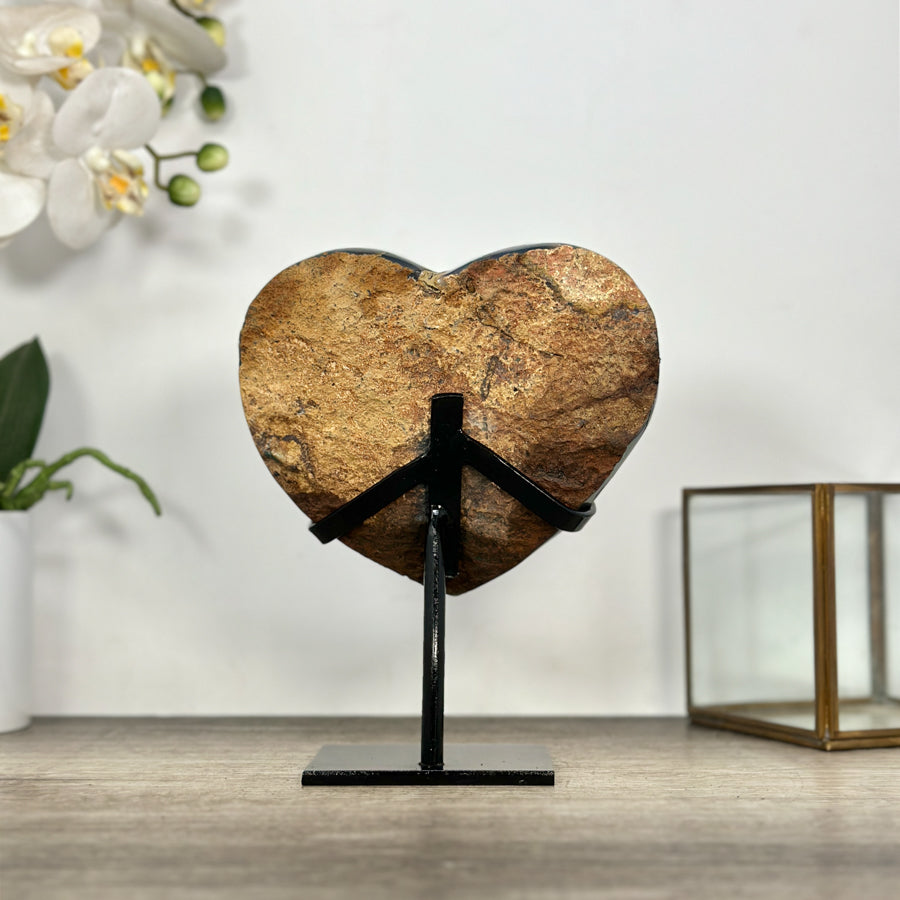 Amethyst-Achat-Herzskulptur mit gebänderter Achatstruktur und violetter Kristallzone