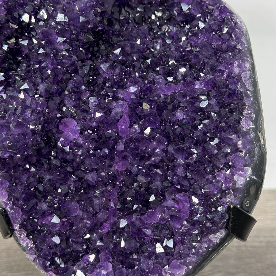 Amethyst-Cluster mit voluminösen, tiefvioletten Kristallformationen