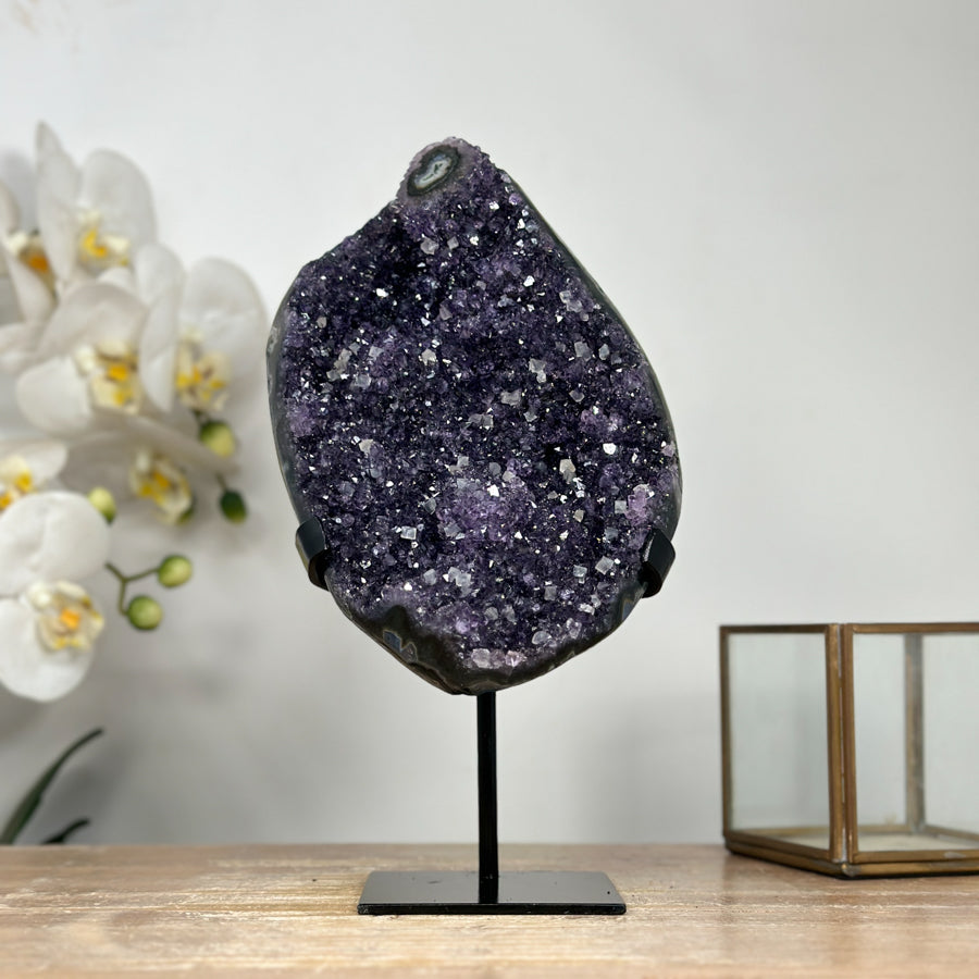 Amethyst-Kristall mit integrierter Kalzit-Bildung, in ausgewählter Spitzenqualität