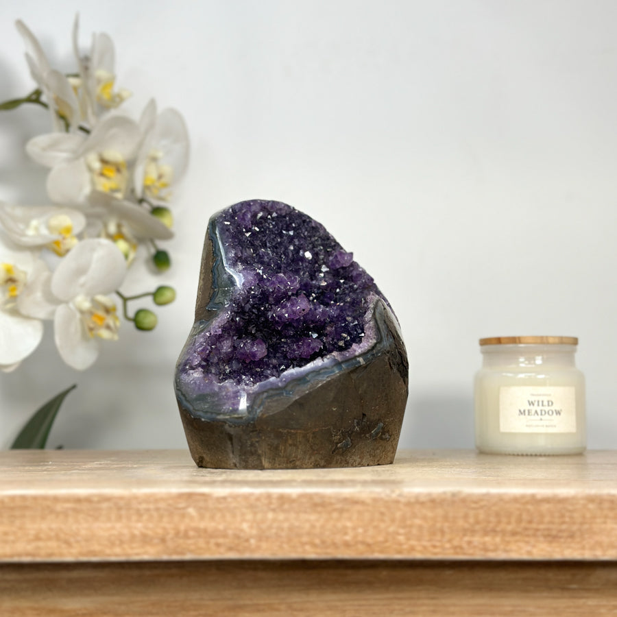 Amethyst-Druse mit tief ausgeprägter, architektonischer Kristallkammer