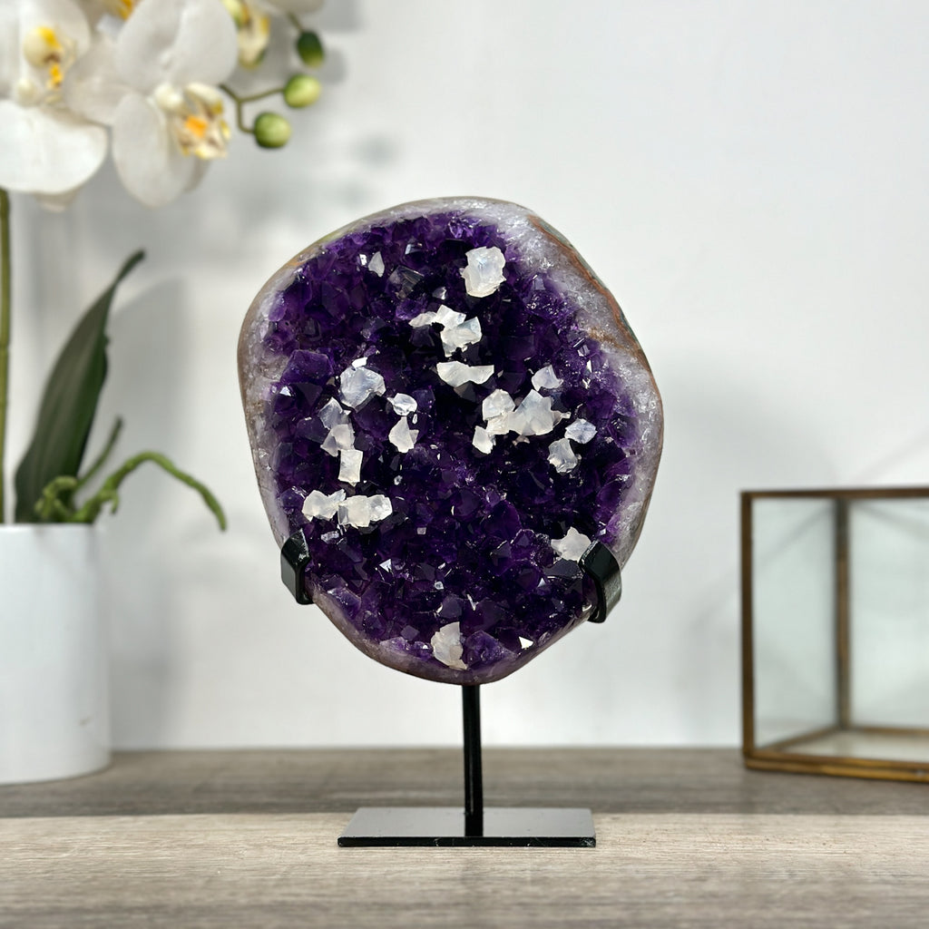 Amethyst-Cluster mit kontrastreicher weißer Kalzitformation
