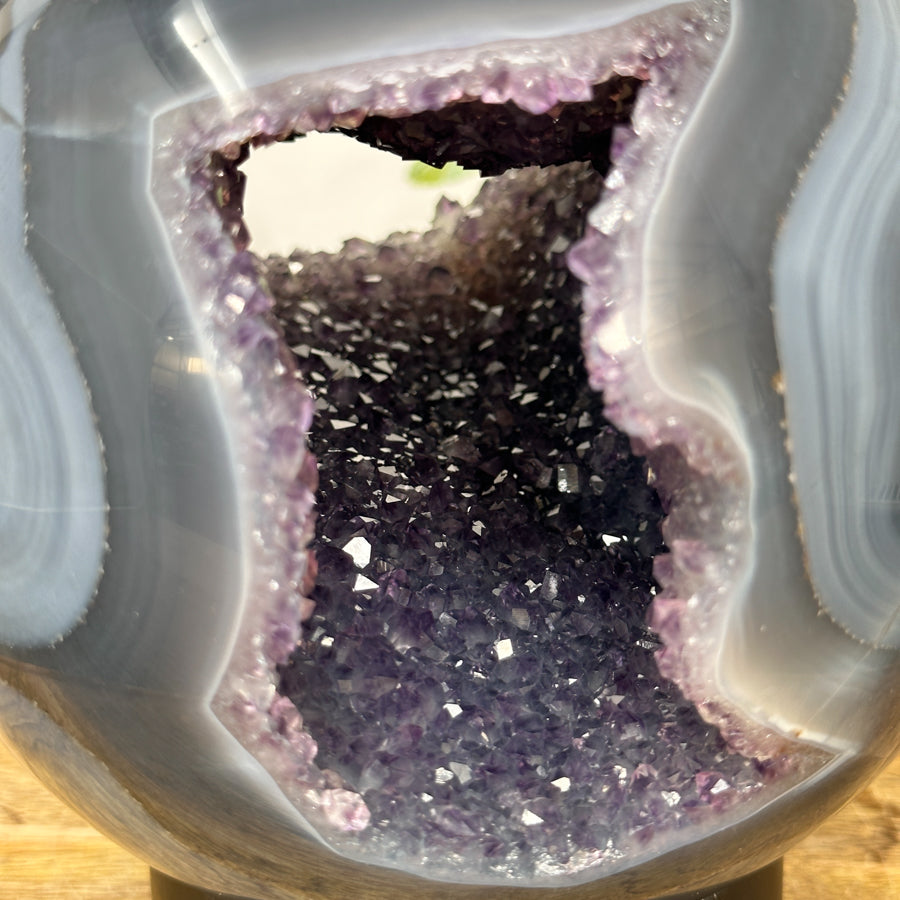 Amethyst-Achat-Steinkugel XXL mit blau gebänderter Struktur und kristallinem Zentrum