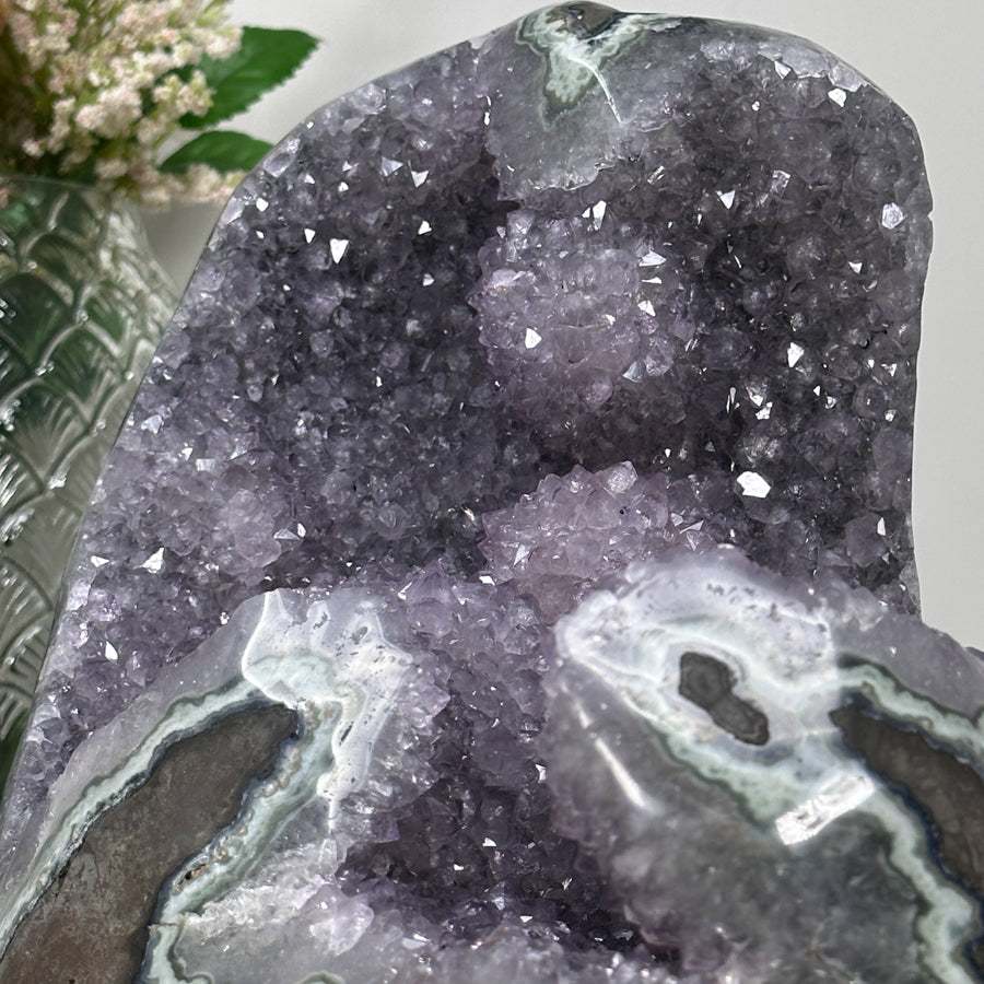 Amethyst-Jaspis-Geode massiv mit stalaktitischer Kristallstruktur und mystisch grüner Jaspis-Matrix