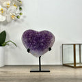 Amethyst-Quarz-Herzskulptur mit violetter Kristallzone und kristallklarer Quarzmatrix