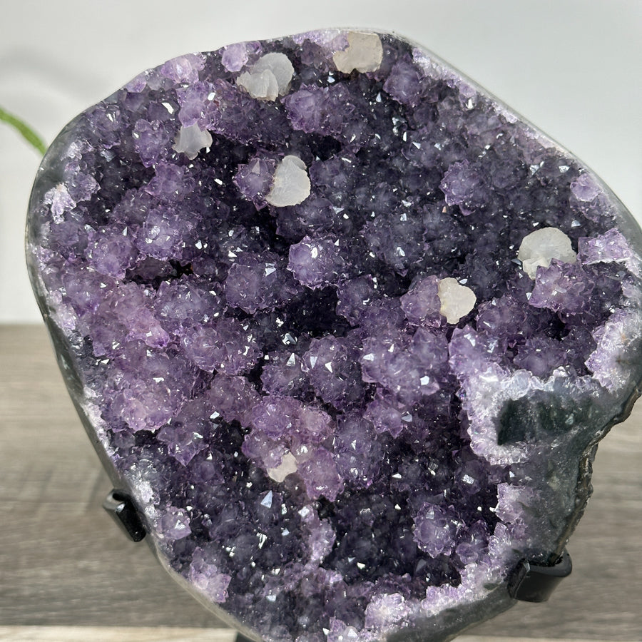 Amethyst-Cluster mit tiefvioletter, kompakter Kristallstruktur