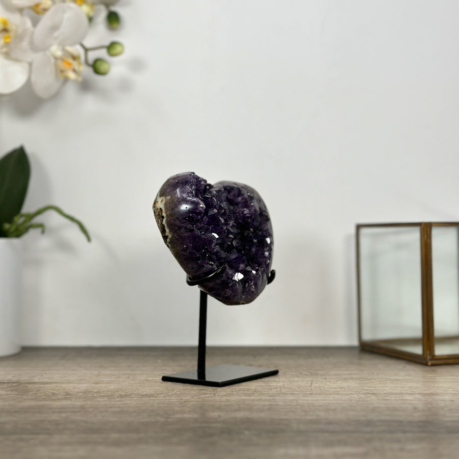 Amethyst-Herzskulptur mit kraftvoll gewachsener, purpurner Kristallstruktur