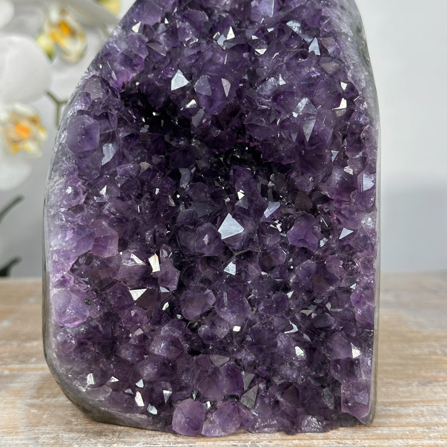 Amethyst-Kathedrale mit architektonisch geöffneter, violetter Kristallkammer