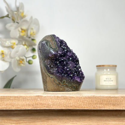 Amethyst-Druse mit violetter Kristallstruktur und grüner Jaspis-Matrix