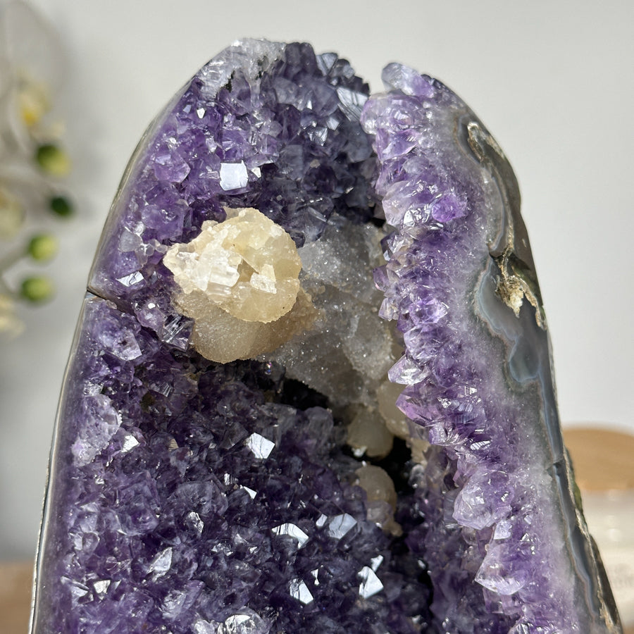 Amethyst-Geode mit wunderschön plastischer Kalzitformation