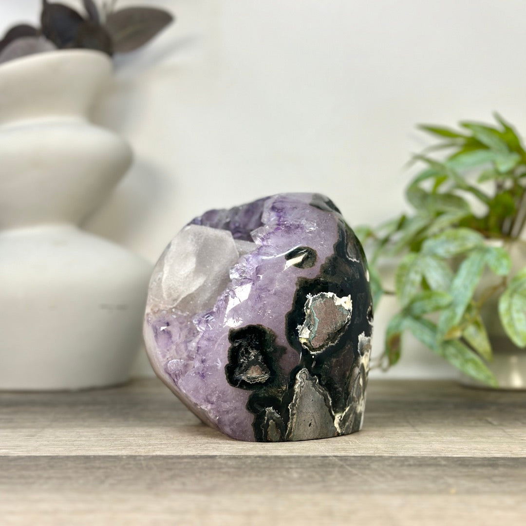 Amethyst-Geode mit natürlichem Kalzit-Kristalleinschluss und feinen Spitzen