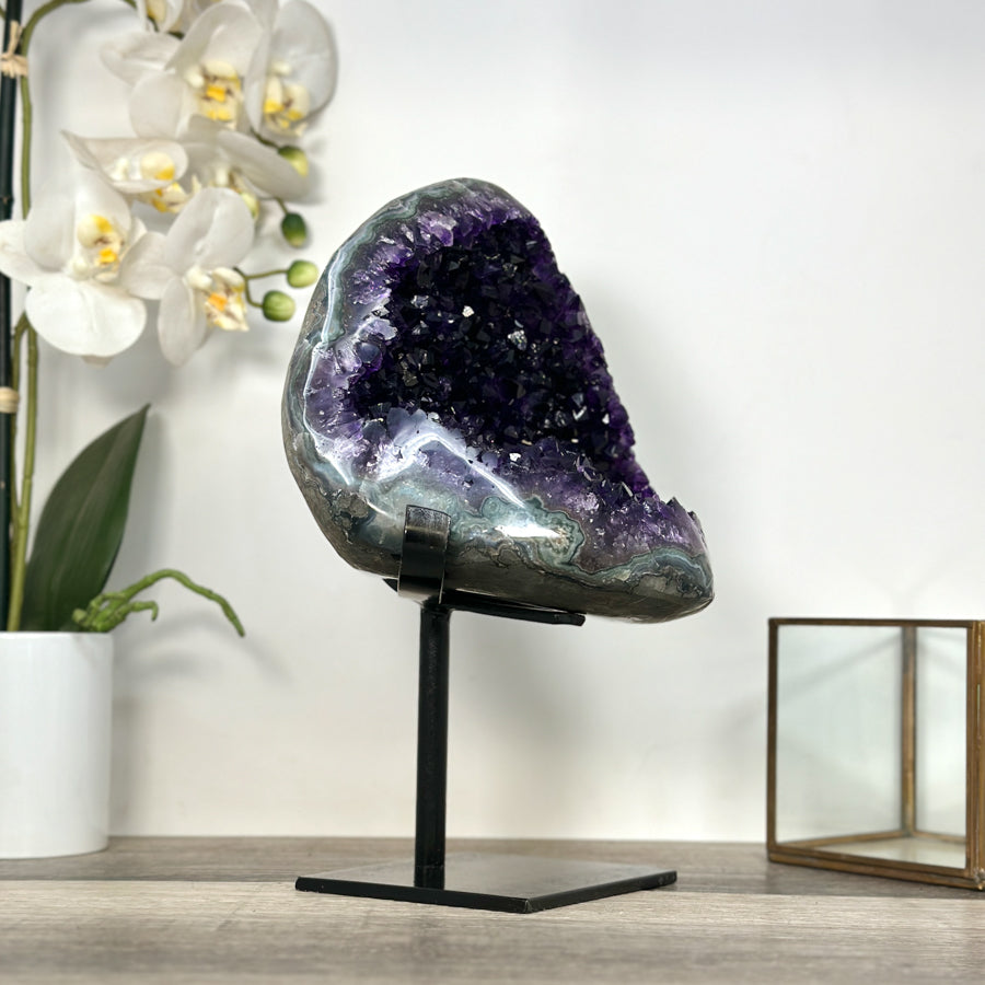 Amethyst-Geodencluster mit geschichtet aufgebauter Kristallarchitektur, in ausgewählter Spitzenqualität