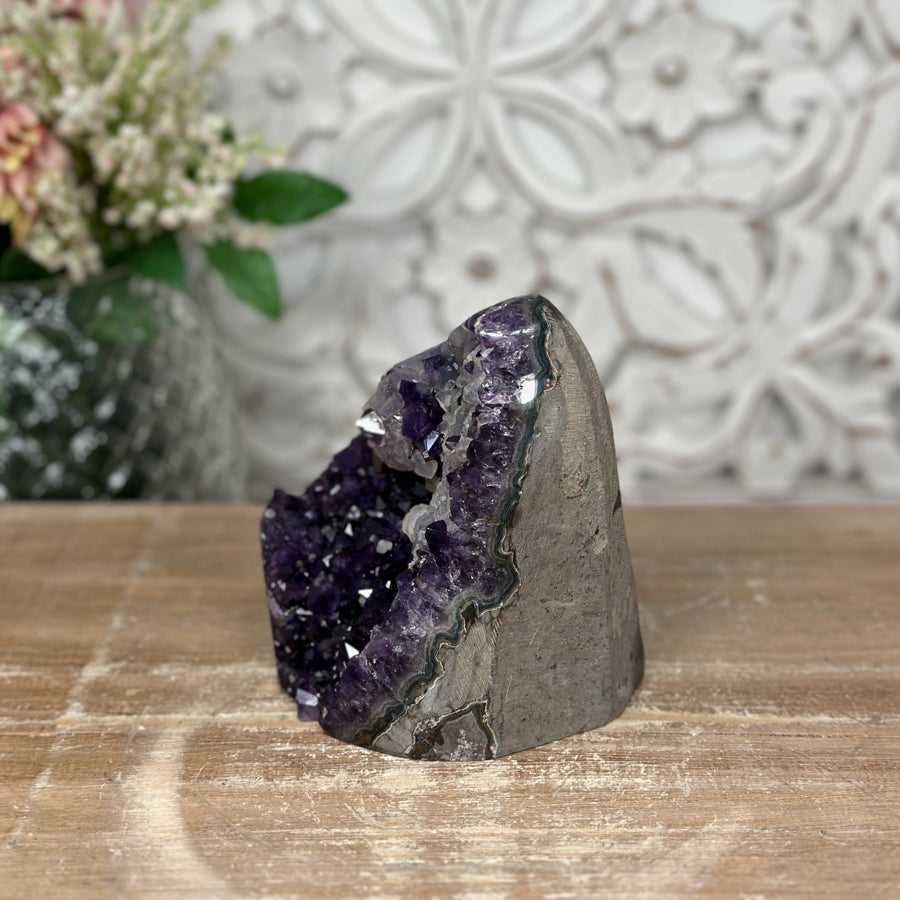 Amethyst-Druse mit intensiv schattierter, tiefvioletter Kristallzone
