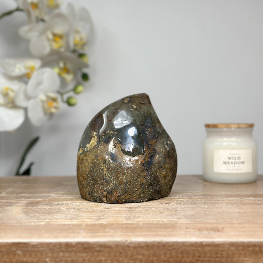 Amethyst-Quarz-Geoden-Flammenskulptur mit kontrastreicher Kristallstruktur