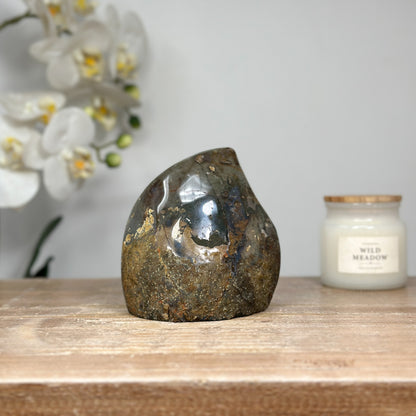 Amethyst-Quarz-Geoden-Flammenskulptur mit kontrastreicher Kristallstruktur