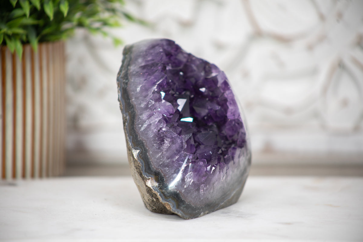 Amethyst-Druse mit dicht gewachsener, violetter Kristallstruktur