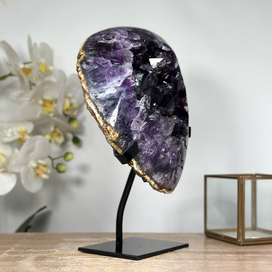 Amethyst-Kristall groß mit klar definierter Spitzenstruktur, in hochwertiger Naturqualität