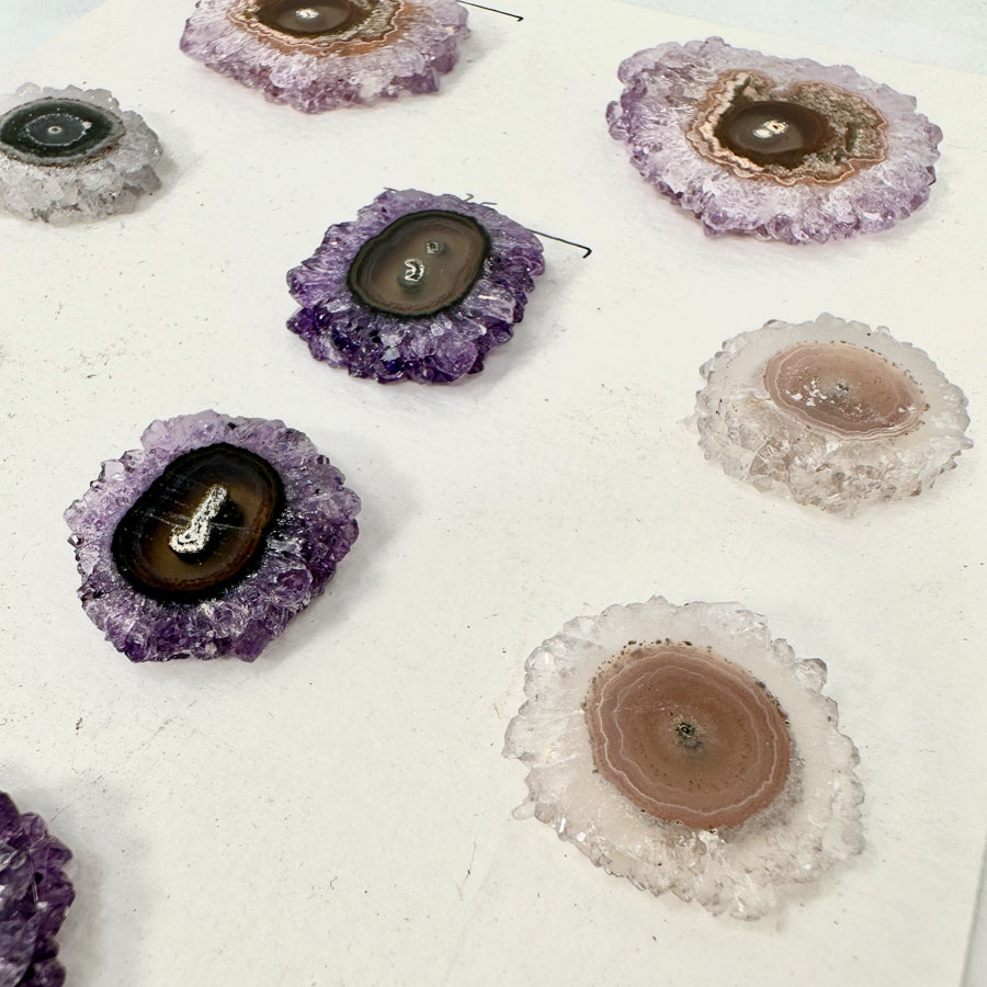 Amethyst-Quarz-Grünjaspis-Stalaktiten-Scheiben mit lebendiger Mineralstruktur