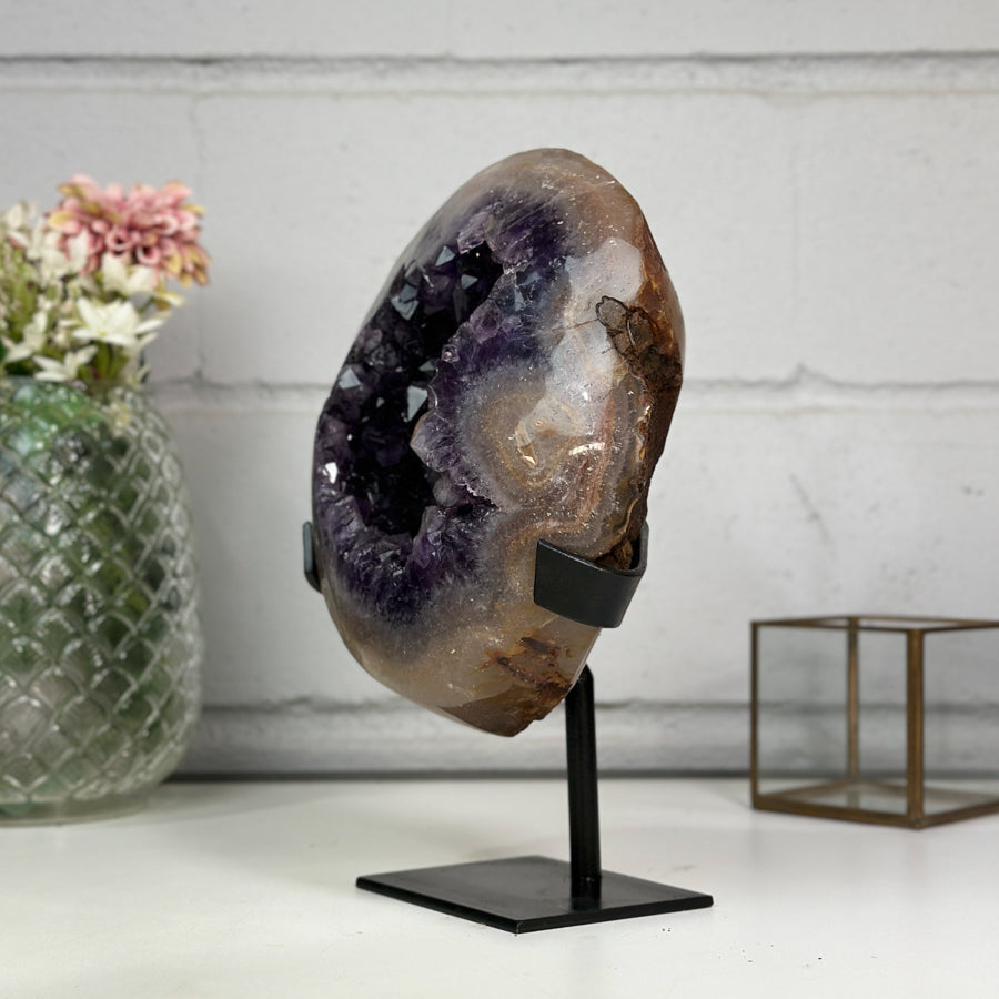 Amethyst-Geode groß mit mehrfarbig schimmernder Randstruktur