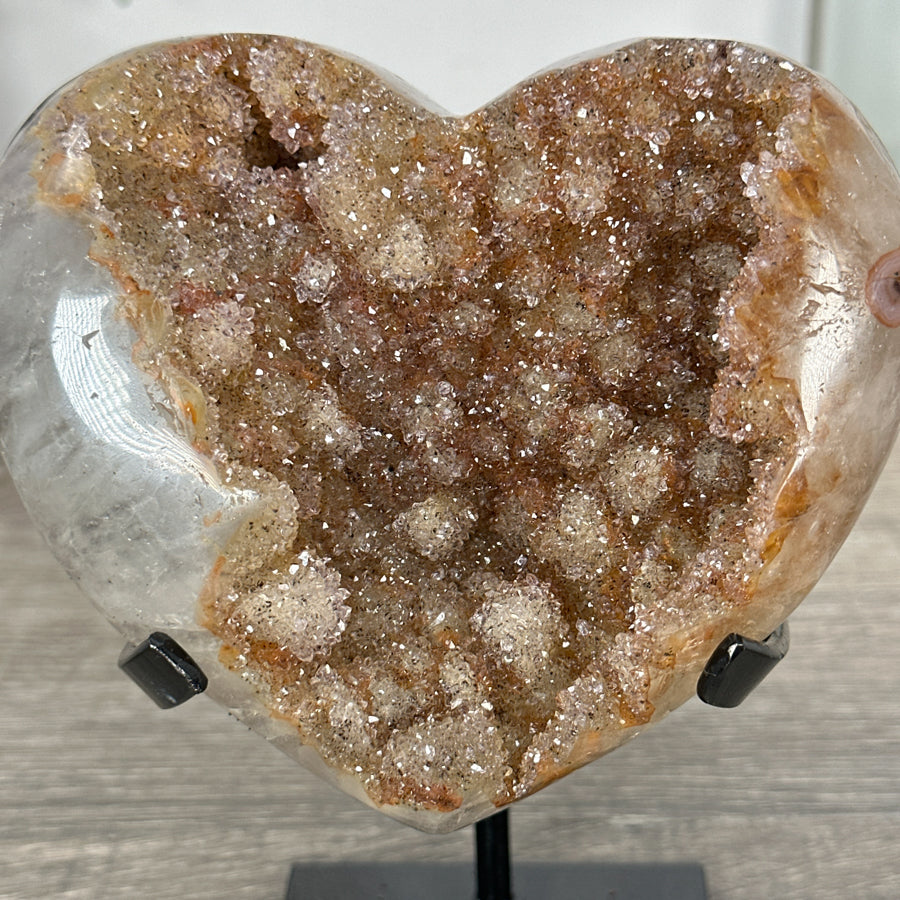 Quarz-Herzskulptur mit warm schimmernder, karamellfarbener Quarzstruktur