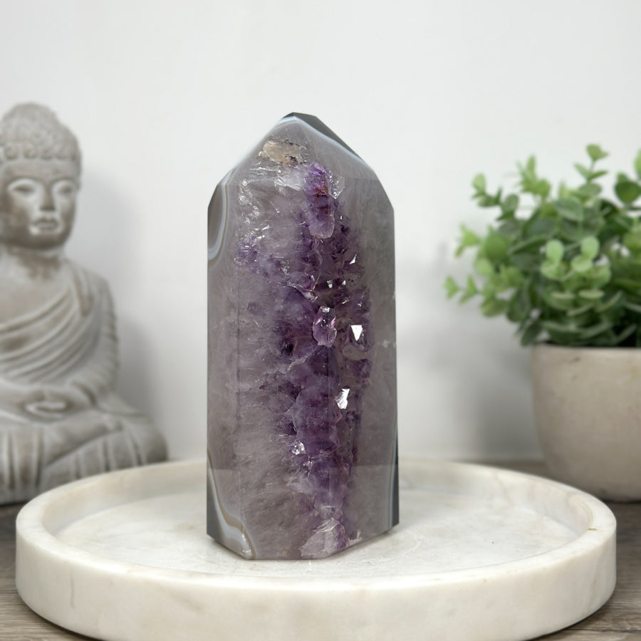 Amethyst-Achat-Obelisk mit markanter Achatbänderung, in ausgewählter Spitzenqualität