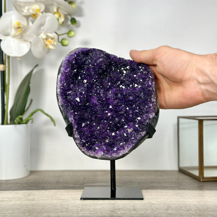 Amethyst-Cluster mit voluminösen, tiefvioletten Kristallformationen