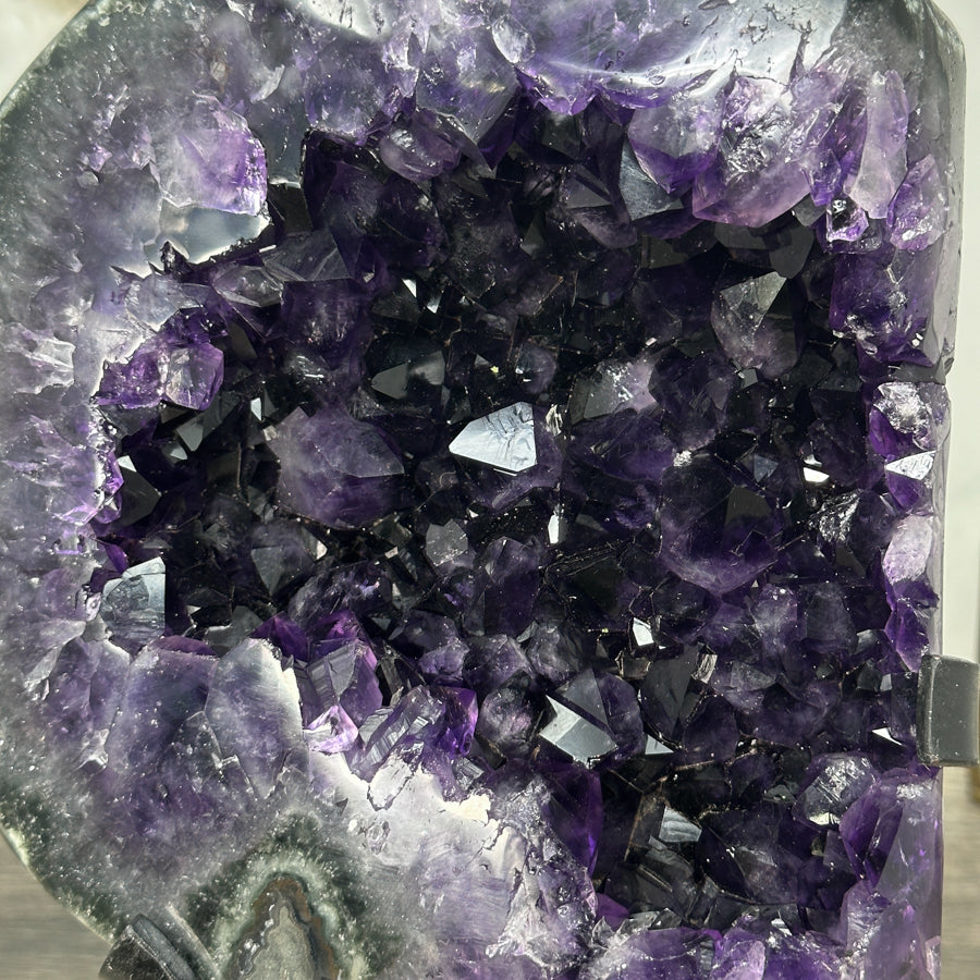 Amethyst-Geode XL mit großflächiger, tiefvioletter Kristallzone, in ausgewählter Spitzenqualität