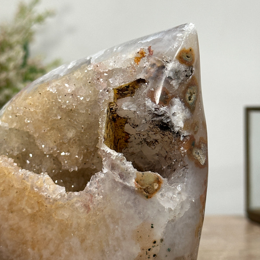 Gelbe Zuckerquarz-Druzy-Geode mit warm leuchtender Kristallstruktur