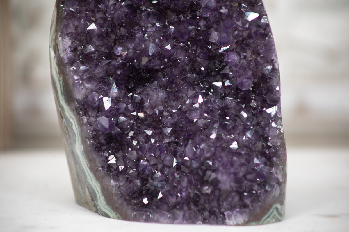 Amethyst-Druse mit tiefvioletter Kristallzone und grüner Jaspis-Matrix