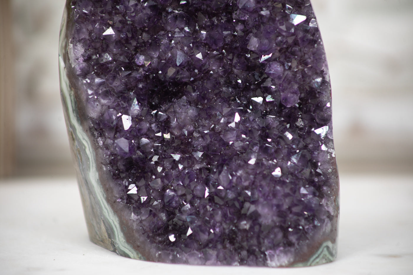 Amethyst-Druse mit tiefvioletter Kristallzone und grüner Jaspis-Matrix