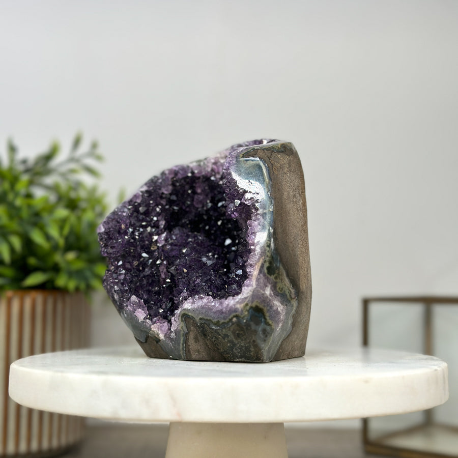 Amethyst-Geode mit geschnittener Standbasis und klarer Kristallstruktur